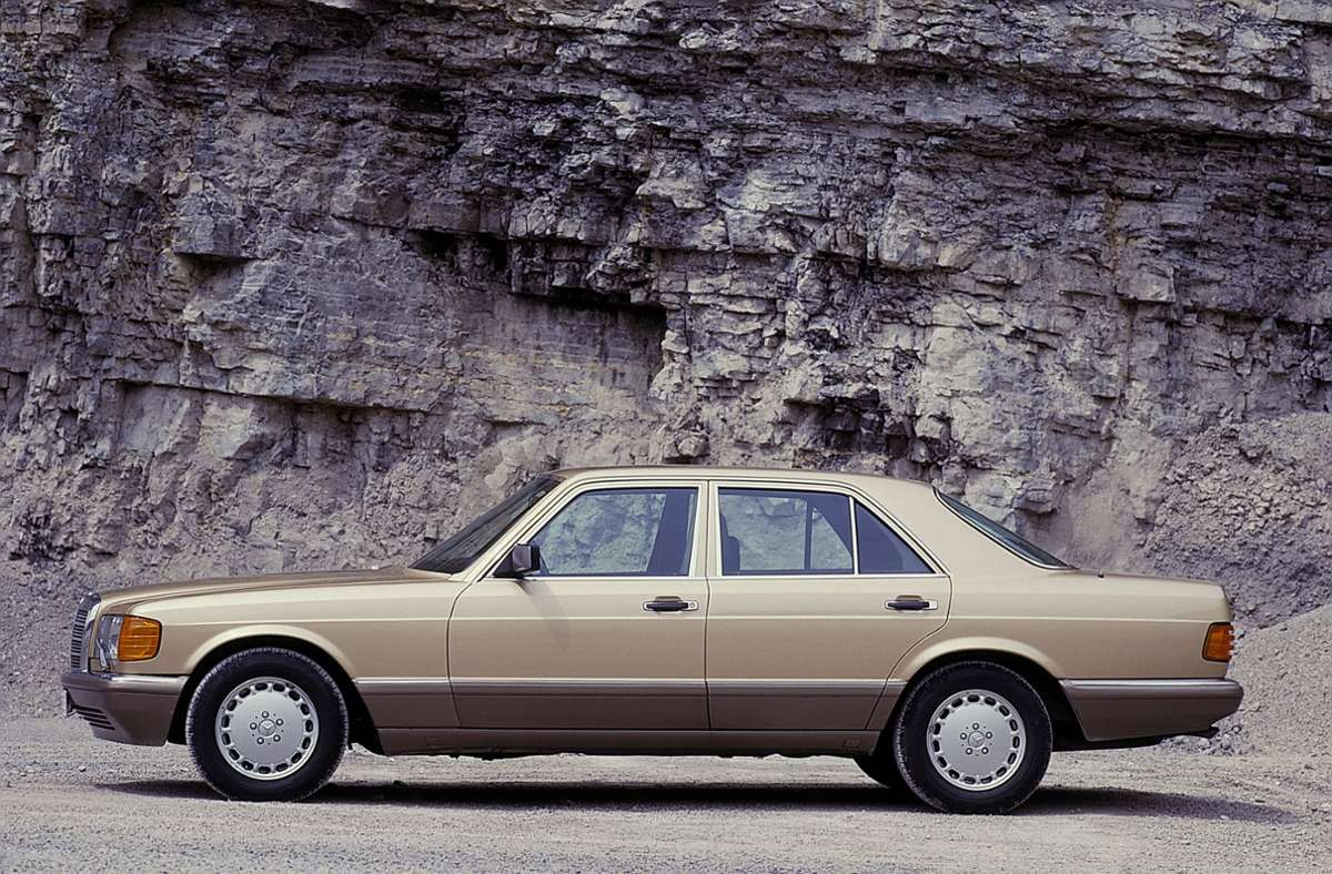 So sah die S-Klasse von Mercedes-Benz von September 1979 bis 1991 aus. Verantwortlich für die Entwicklung des W 126 war wieder Bruno Sacco. Bundesrepublikanisches Understatement kann man heute vergleichsweise günstig bekommen: ab 8000 Euro beginnt das gebrauchte Vergnügen in der ehemaligen Oberklasse.