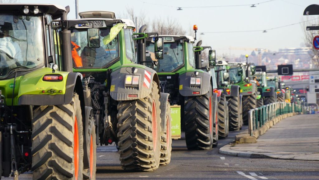  Vor allem in Süddeutschland schwenken Landesminister jetzt auf die Forderungen der protestierenden Bauern ein. Am Freitag sorgten Traktoren-Kolonnen der Protestbauern in vielen Städten für Staus. 