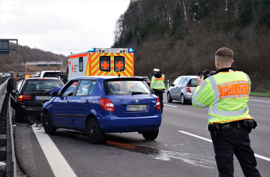 LeonbergBei einem Unfall auf der A 8 zwischen Leonberg-Ost und der Rastanlage Sindelfinger Wald sind vier Menschen verletzt worden.