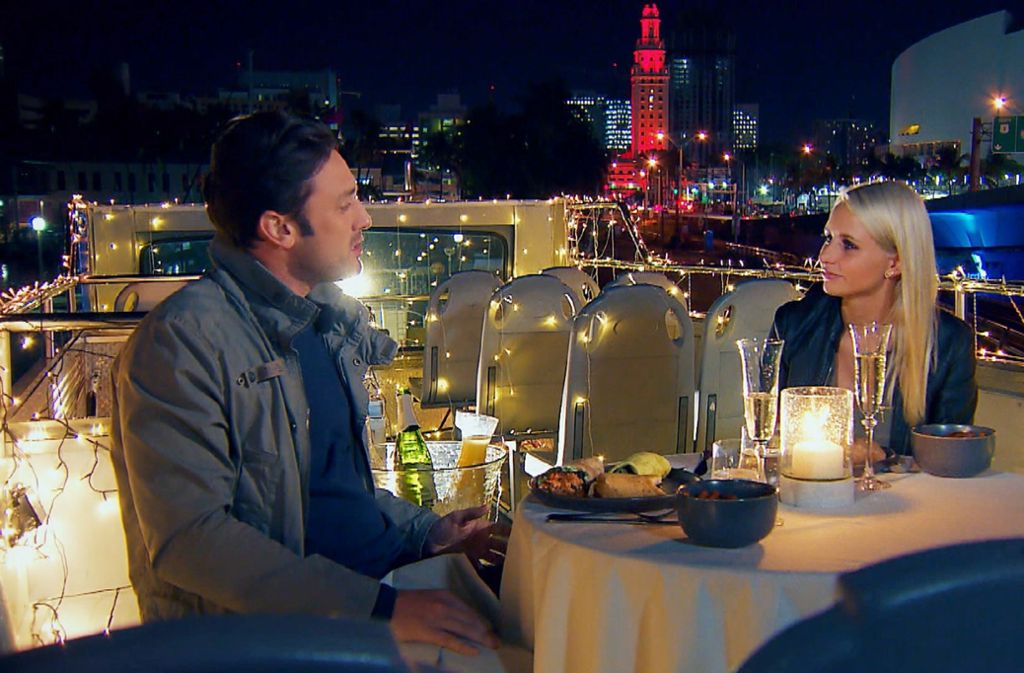 Beim Speeddating kann Carina von sich überzeugen: Daniel lädt sie zu einem romantischen Dinner ein.