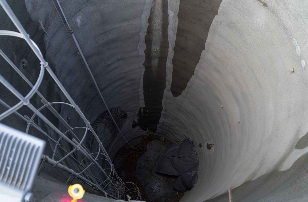 25 Meter senkrecht in die Tiefe reicht der Schacht, in dem einmal ein Notausgang aus den Tunneln Platz finden soll.