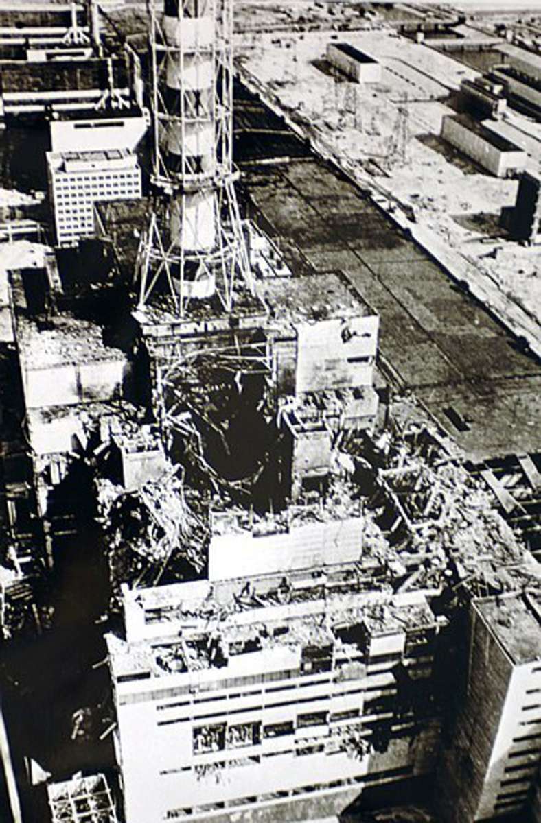 Die Nuklearkatastrophe von Tschernobyl ereignete sich am 26. April 1986 um 1.23 Uhr im Reaktor-Block 4 des Kernkraftwerks Tschernobyl nahe der 1970 gegründeten ukrainischen Stadt Prypjat. Auf der siebenstufigen internationalen Bewertungsskala für nukleare Ereignisse wurde sie als erstes Ereignis in die höchste Kategorie katastrophaler Unfall (INES 7) eingeordnet