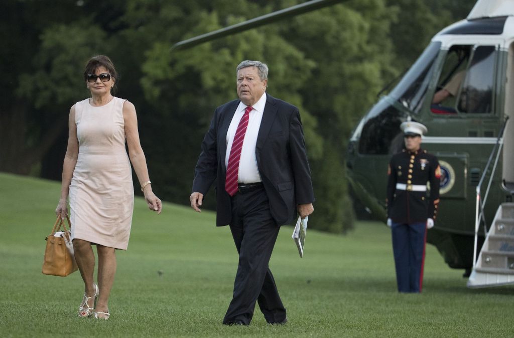 Viktor und Amalija Knavs, die Eltern von First Lady Melania Trump, gehen über den südlichen teil des Gartens zum Weißen Haus.