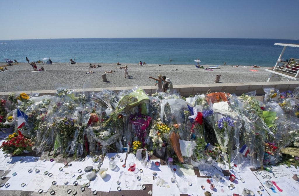 Blumen und Kerzen liegen an der Promenade des Anglais in Nizza, an der ein Lastwagenattentäter 84 Menschen totgefahren hat. Foto: dpa