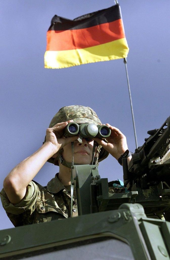 2001 bis 2003 – Mazedonien: Anfang des Jahrtausends sammeln Nato-Soldaten, darunter auch Deutsche, in Mazedonien Waffen von albanischen Gruppen ein.