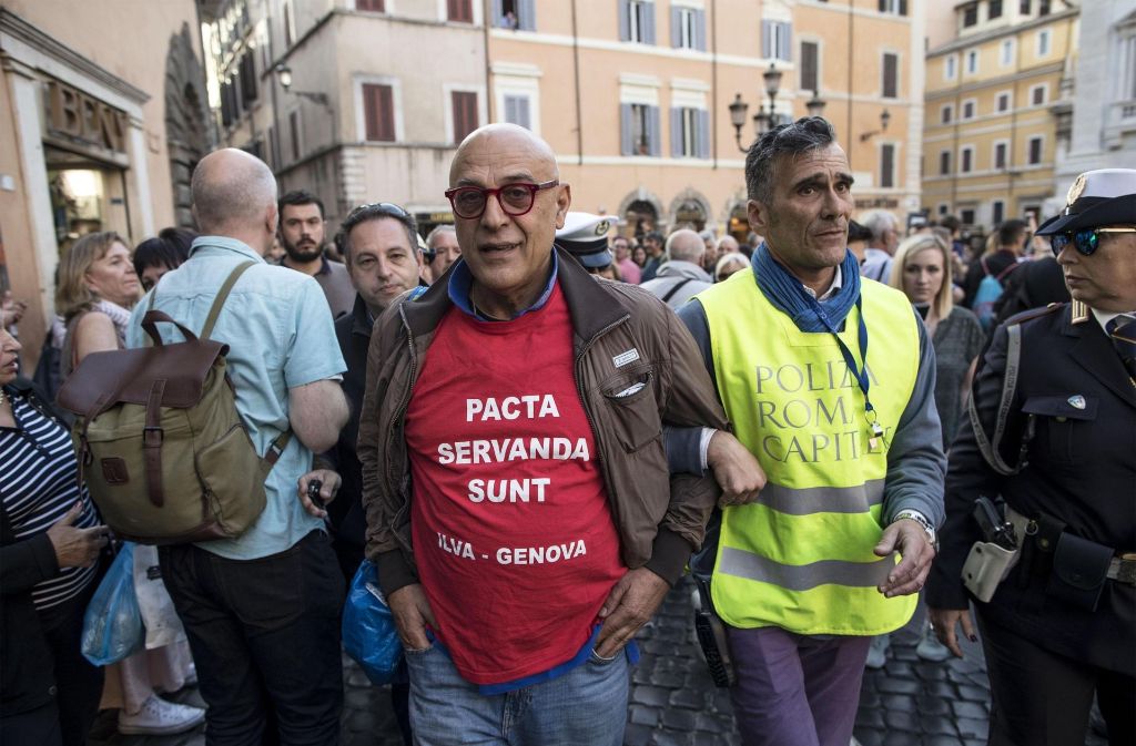 Polizisten führten Graziano Cecchini ab. Der stellvertretende Bürgermeister Roms, Luca Bergamo, sprach von „Ignoranz“ und „fehlendem Gemeinschaftssinn“.
