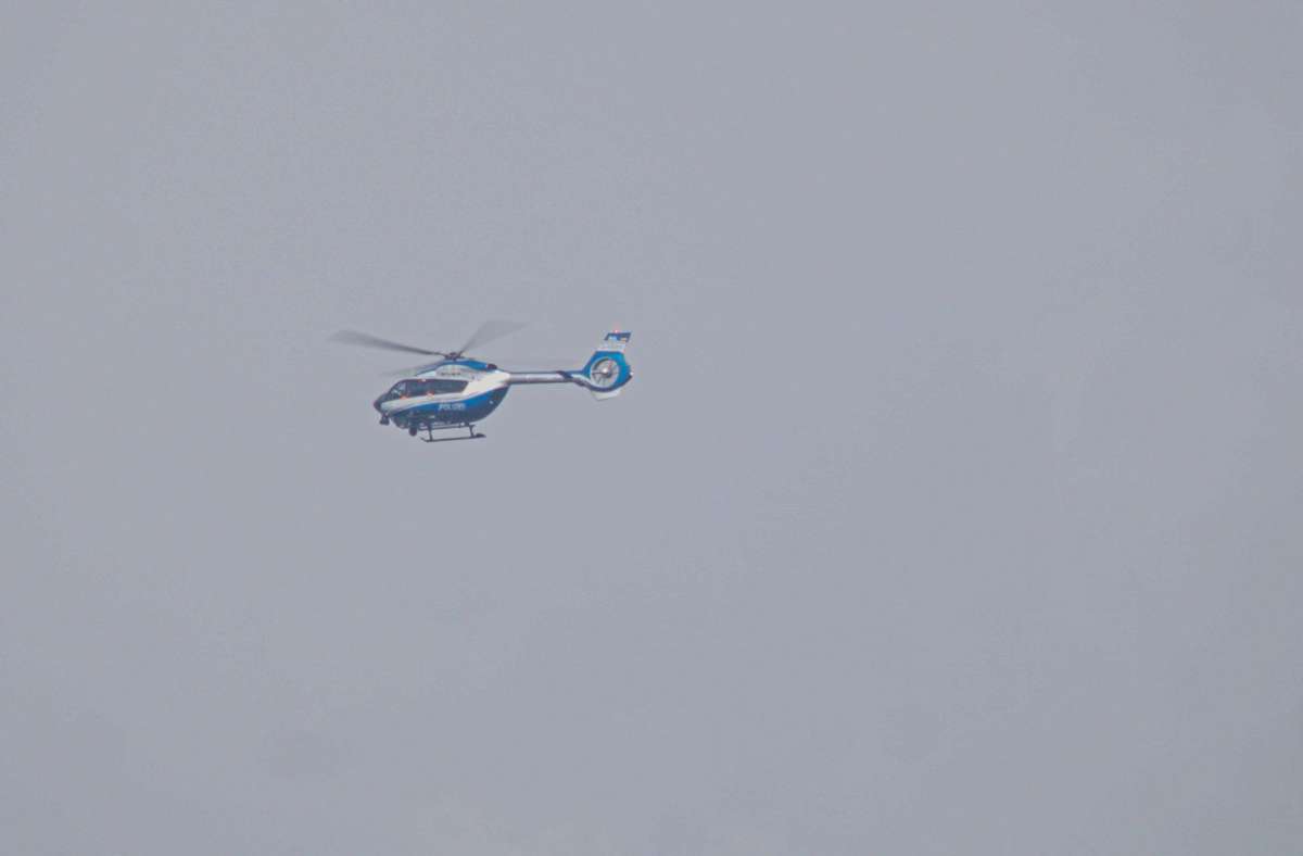 Die Polizei sucht per Hubschrauber nach dem Tatverdächtigen Foto: SDMG/Dettenmeyer