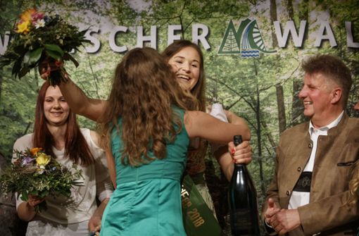Märchenhaft: die neue Waldfee Mariel Knödler wird   beglückwünscht, mit Blumen und mit Sekt. Foto: Gottfried Stoppel