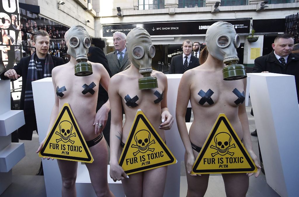 Auch in London demonstrierte Peta gegen Tierpelze: Während der Fashion Week im Februar 2016 machte die Organisation mit Gasmasken auf sich aufmerksam.