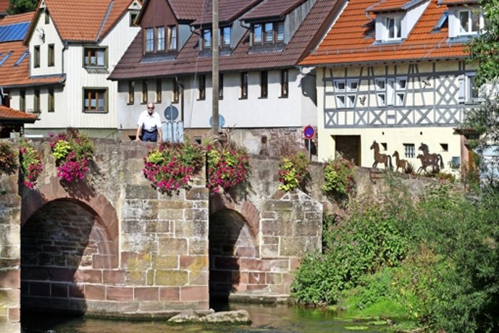 Die Brücke als Wahrzeichen des Dorfes