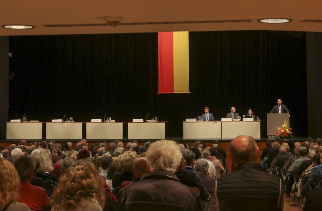 Im Europasaal der Böblinger Kongresshalle teilten sich vier Kandidaten die Bühne. Die Oberbürgermeisterwahl findet am 4. Februar statt.