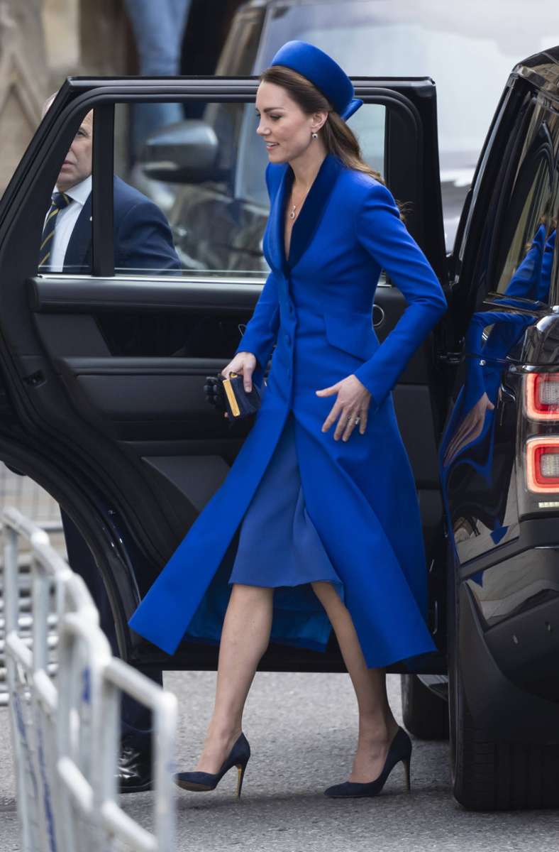 Royalblau – Mantel, Hütchen und Kleid sind aufeinander abgestimmt.