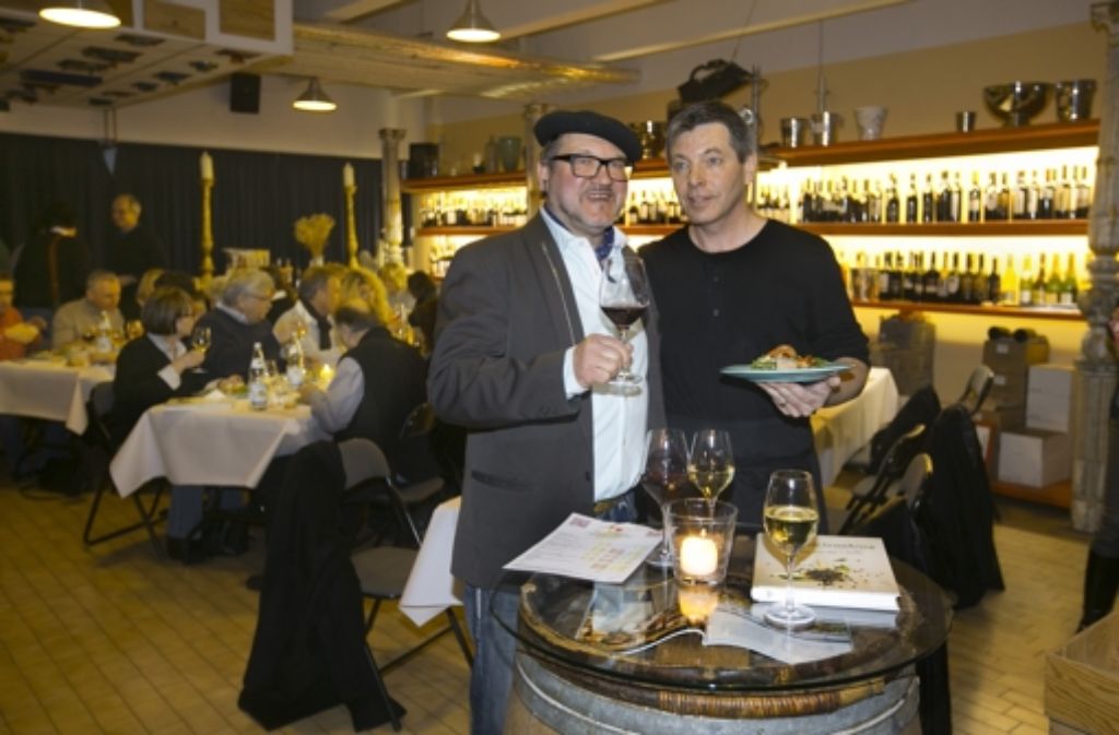 Weinhändler Guido Keller (links) und Koch Johannes Guggenberger haben mit einer After-Work-Party 800 Euro für „Hilfe für den Nachbarn“ eingenommen. Foto: Horst Rudel