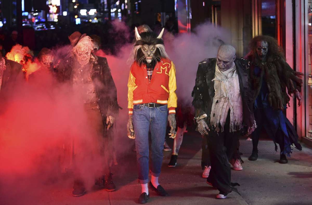 2017 tanzt Heidi Klim verkleidet als Werwolf, im Stil von Michael Jacksons „Thriller“-Video zu ihrer 18. Halloween Party im Hotel Moxy Times Square in New York.