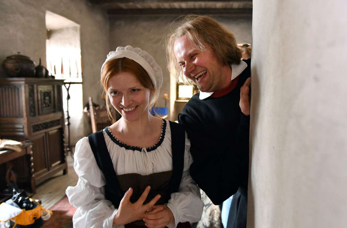 Die Schauspieler Karoline Schuch als Katharina von Bora und Devid Striesow als Martin Luther scherzen am 30. 5. 2016 in Reinhardsbrunn (Thüringen) während der Dreharbeiten zum Film „Katharina Luther“.