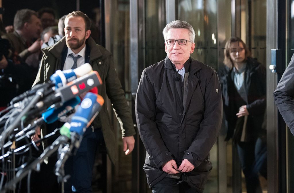 Bundesinnenminister Thomas de Maizière (CDU) verlässt die SPD-Parteizentrale in Berlin.