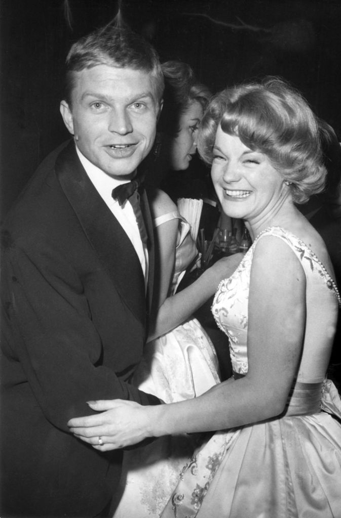 Der Traum wird wahr: Ihr Debüt gibt Romy Schneider 1953 mit „Wenn der weiße Flieder wieder blüht“ an der Seite ihrer Mutter – und steigt rasch in die Riege der erfolgreichsten deutschen Jungstars (hier mit Hardy Krüger im Jahr 1959) auf.