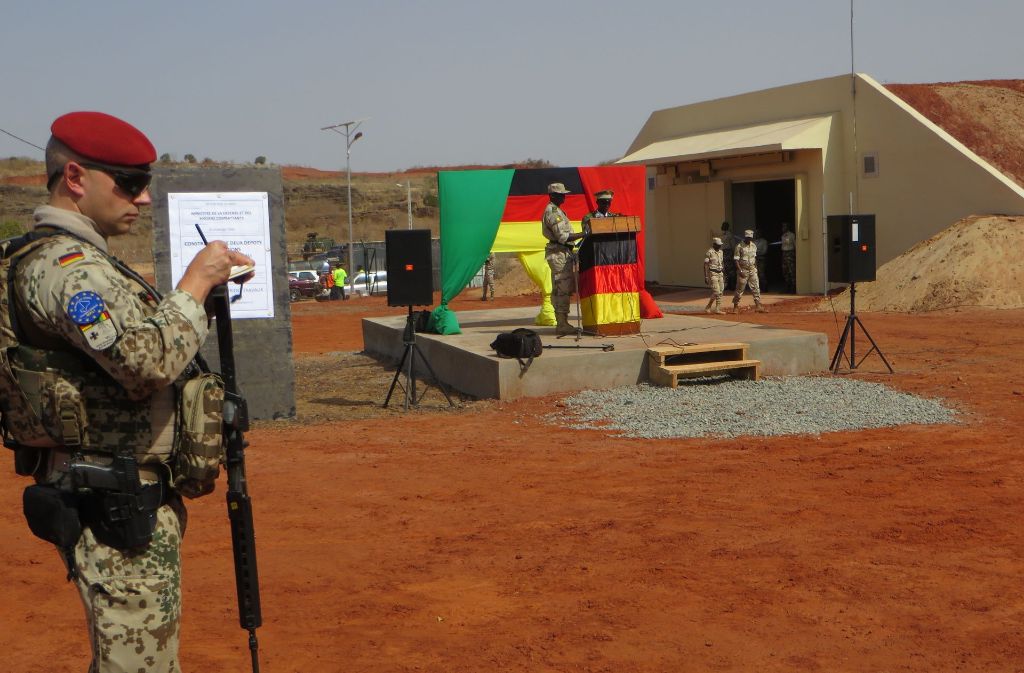 Eröffnung eines mit deutschem Geld finanzierten Munitionsdepots außerhalb des Militärcamps Koulikoro.