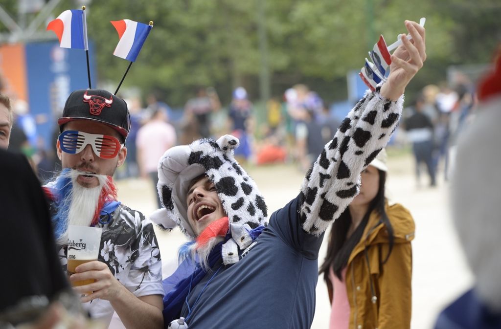 Mit Bart und Kuh-Kostüm feiern diese französischen Fans ihre Mannschaft an.