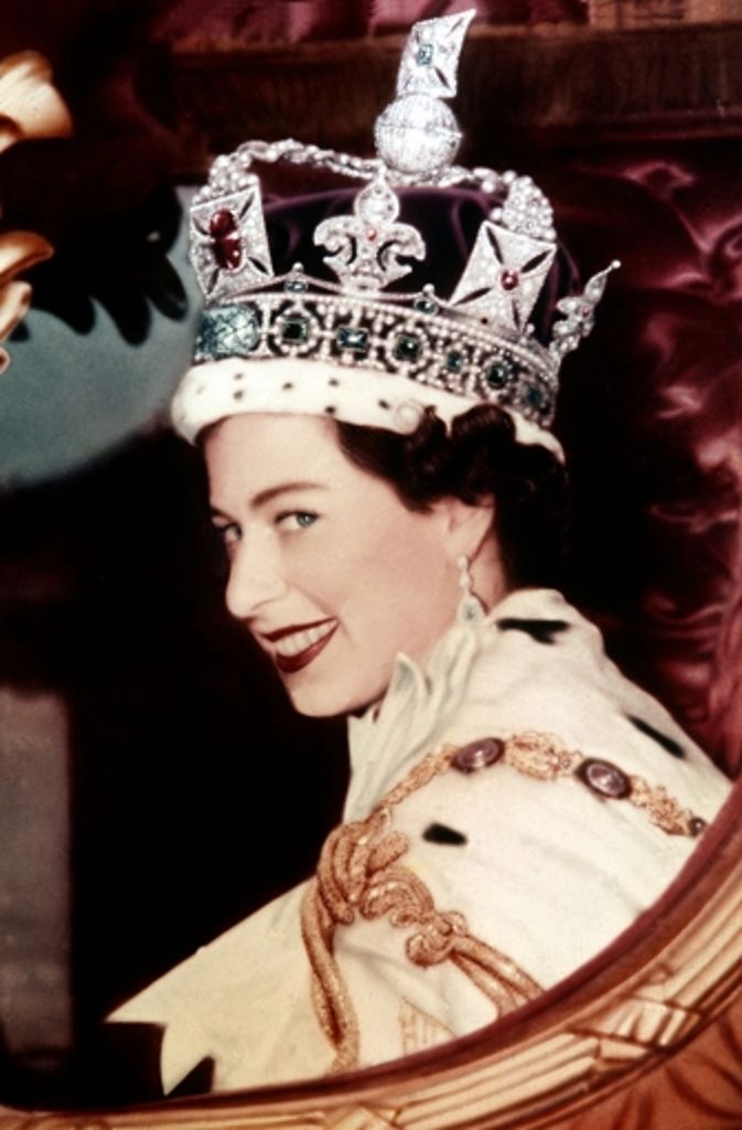 62 Jahre ist das jetzt her: Nach ihrer Krönung am 2.6.1953 verlässt Königin Elizabeth II. in der Staatskarosse die Westminister Abbey in London.