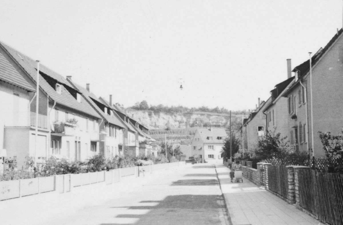 Die Katzensteigstraße in Bad Cannstatt 1942. Ob das Bild Renate Schmoldas samt Mutter und damals neugeborener Schwester zeigt, ist nicht gesichert – aber zumindest wahrscheinlich. Bilder von der damals Vierjährigen zeigt die Fotostrecke.