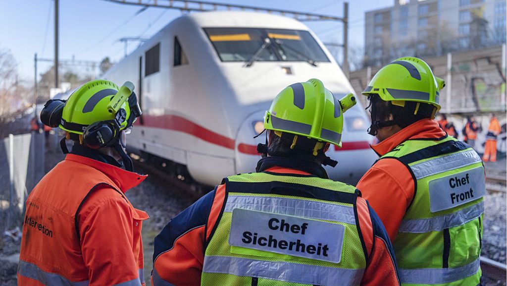  Bei einem ICE aus Berlin mit 240 Reisenden an Bord springt bei Basel ein Waggon aus den Schienen. Verletzt wird niemand, aber der Zug blockiert die Hauptstrecke zwischen Deutschland und der Schweiz. 