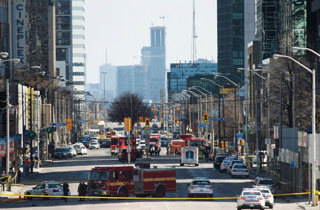 Die Polizei sperrte eine Kreuzung. Die Transportbehörde von Toronto teilte mit, sie habe den U-Bahnverkehr unterbrochen, der durch die Gegend führt.