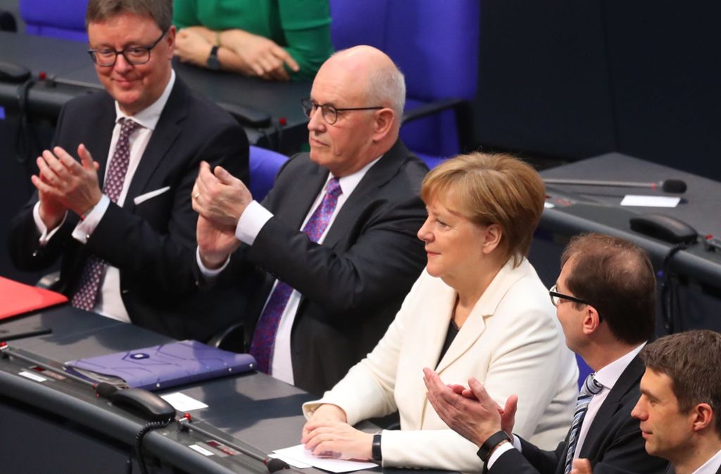 Merkel nimmt zwischen Unions-Fraktionschef Volker Kauder (2. von links) und CSU-Landesgruppenchef Alexander Dobrindt (2. von rechts) den Applaus entgegen.