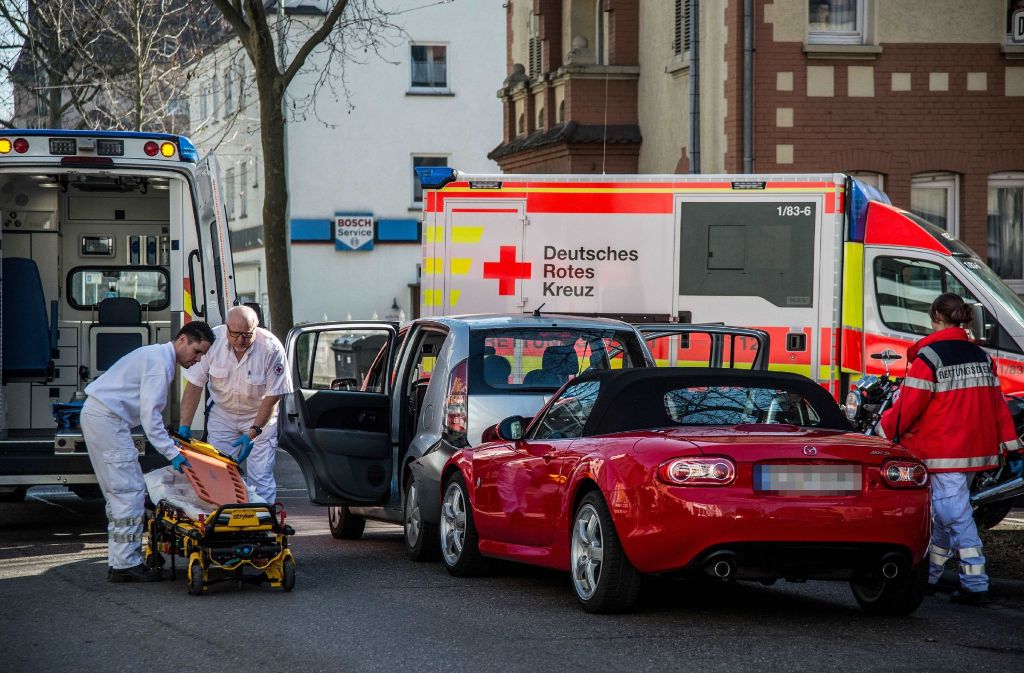 Bei dem Auffahrunfall in Esslingen sind drei Personen leicht verletzt worden.
