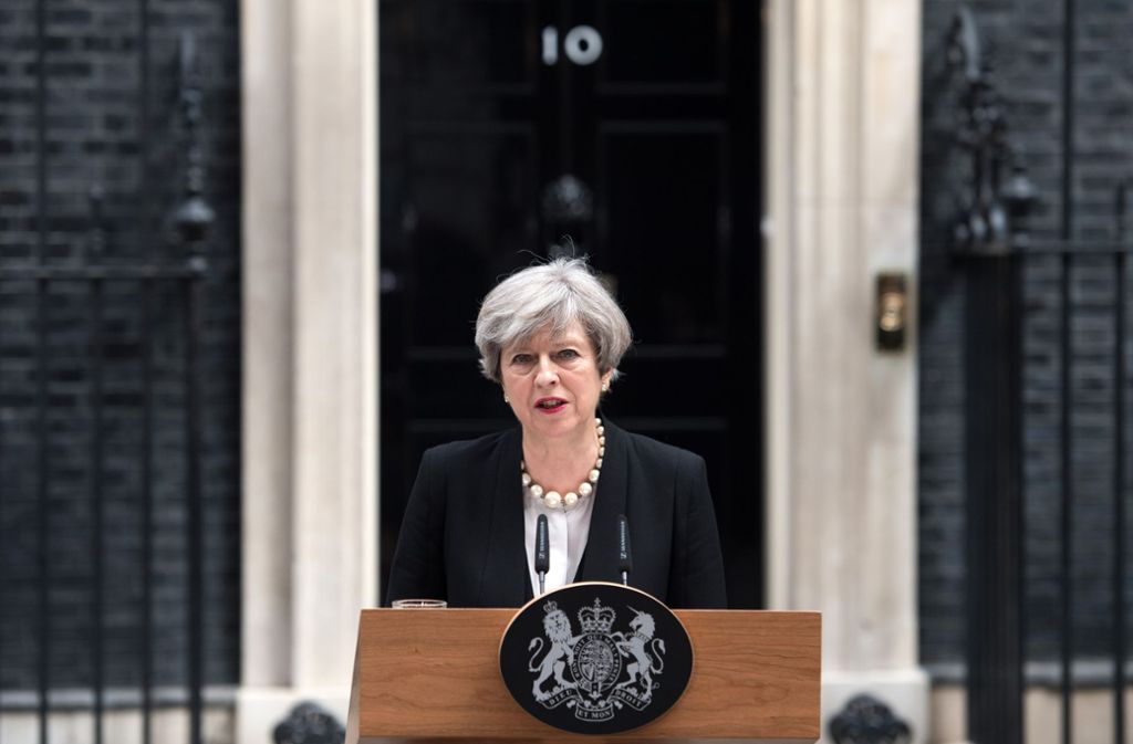 Premierministerin May äußert sich nach dem Anschlag vor der Presse.