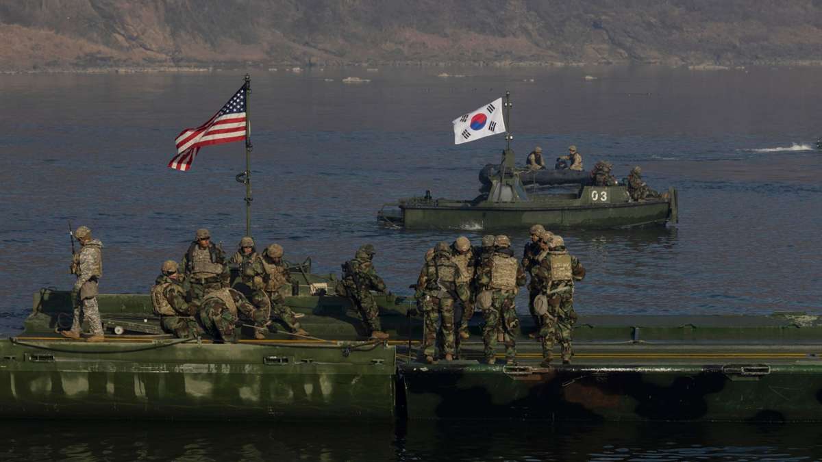 Südkoreanische und US-amerikanische Soldaten nehmen an einer gemeinsamen Militärübung für eine Flussüberquerung teil. Geübt wird in Südkorea.