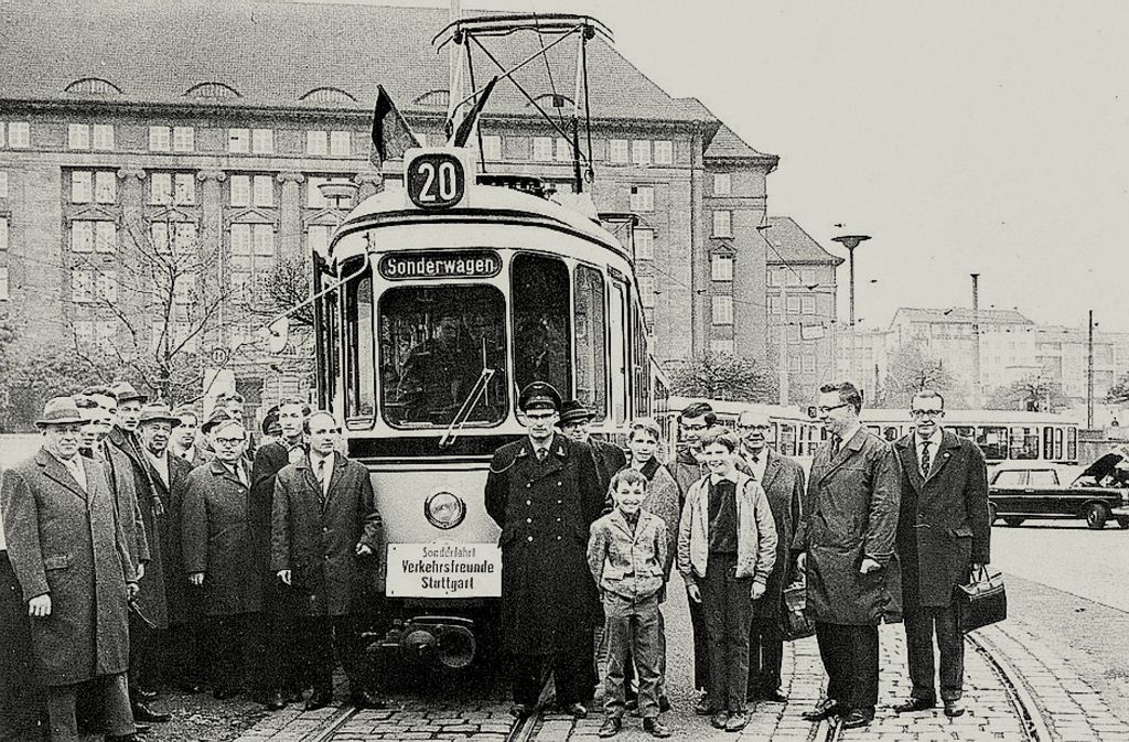 Im November 1966 fahren die Verkehrsfreunde Stuttgart anlässlich ihres 20-Jahr-Jubiläums mit einem Sonderwagen der Straßenbahn durch Stuttgart – und stellen sich für dieses Erinnerungsfoto auf. Foto: Sammlung Fritz Pfenningstorff