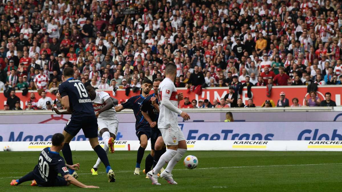 In der 8. Minute erzielt Serhou Guirassy das 1:0 für den VfB, das Tor wird allerdings vom VAR wegen Abseits annulliert.