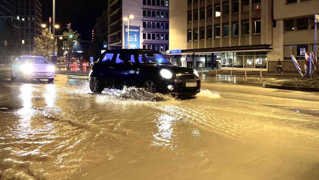 Wasserrohrbruch in Stuttgart-Mitte: Wassermassen fluten die Theo – Schäden und Sperrungen