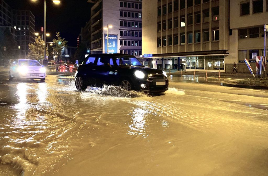 Ein Wasserrohrbruch in Stuttgart-Mitte hat für Verkehrsbehinderungen gesorgt.