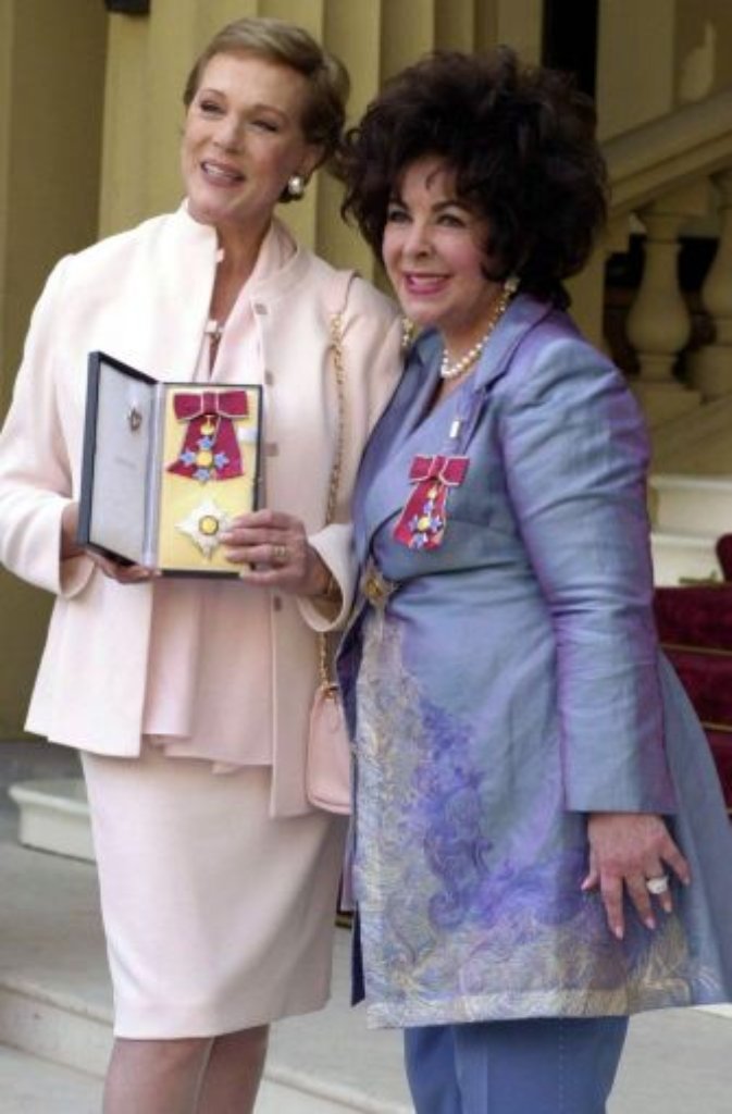 Diese Damen durften beziehungsweise dürfen sich dagegen auch so nennen: Die britischen Schauspielerinnen Elizabeth Taylor (rechts, "Die Katze auf dem heißen Blechdach") und Julie Andrews ("Mary Poppins") wurden im Jahr 2000 zu "Dame Commanders of the British Empire" (DBE) und damit in den Adelsstand erhoben.