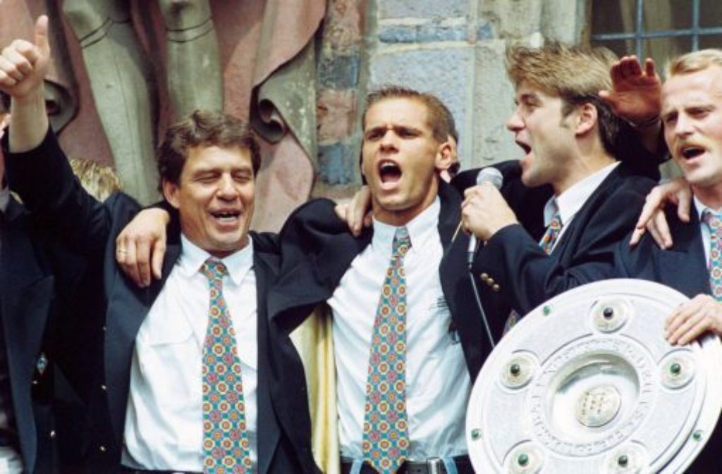 ... erfolgreicher, durchaus aber auch selbstgefälliger Trainer, der den Fußball jahrzehntelang mitprägte. Rehhagel (links, mit den damaligen Bremen-Spielern Torsten Legat (zweiter von links), Dietmar Beiersdorfer (zweiter von rechts) und Thomas Schaaf (rechts)) führte Werder Bremen zweimal zur Meisterschaft (1988, 1993 (Foto)) und gewann mit den Hanseaten auch zweimal den DFB-Pokal (1991, 1994) und den Europapokal der Pokalsieger 1992.