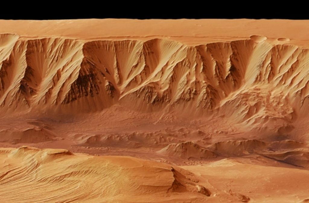 Steile Klippen im Candor Chasma: der Canyon gehört zum großen System Valles Marineris, das aus der Ferne aussieht, als hätte der Rote Planet eine Narbe.