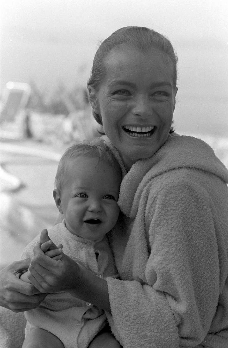1966 bringt Romy Schneider den gemeinsamen Sohn David zur Welt. Ihre Schauspielkarriere legt sie zunächst auf Eis, kümmert sich lieber um Mann und Kind.