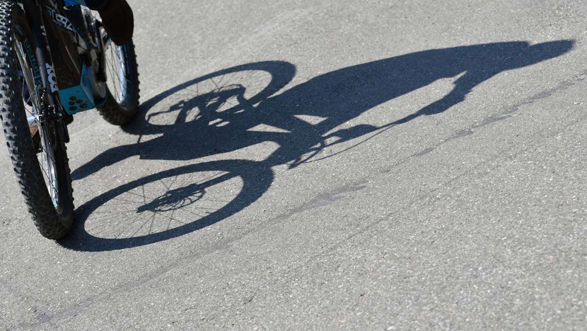  Auf einem Mountainbike-Trail bei Altdorf hat ein 41-Jähriger am Sonntag einen Ast entdeckt, den jemand auf Brusthöhe dort drapiert hatte. In Steinenbronn entdeckt eine Frau am Montag ein Drahtseil, das quer über den Weg gespannt ist. Die Polizei ermittelt. 
