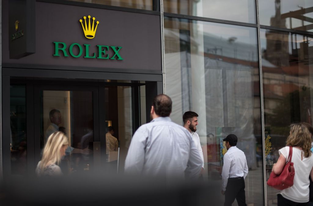 Die ersten Kunden im Rolex-Store im Dorotheen-Quartier
