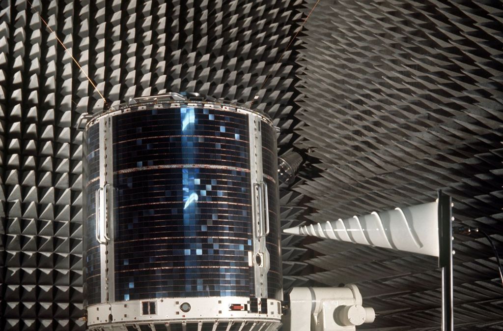 Azur –  der erste deutsche Forschungssatellit im Schall-Labor des Forschungsinstitutes in Ottobrunn bei München. Foto: Diener/dpa