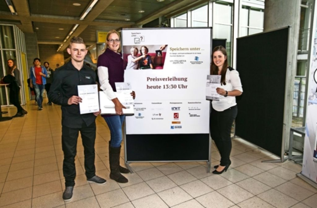 Drei der sechs  Gewinner des Wettbewerbs „Speichern unter . . .?“ nahmen ihren Preis persönlich entgegen: Eric Lemke, Kathrin Aha und Conny Mechela (von links). Foto: Ines Rudel