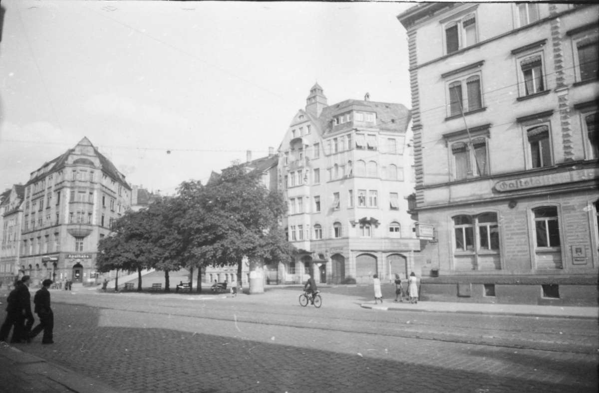 Schon geht es zum nächsten kleinen Platz auf der rechten Straßenseite, wo Urban- und Nikolausstraße abzweigen. Auch hier ist der historische Charakter weitgehend erhalten.