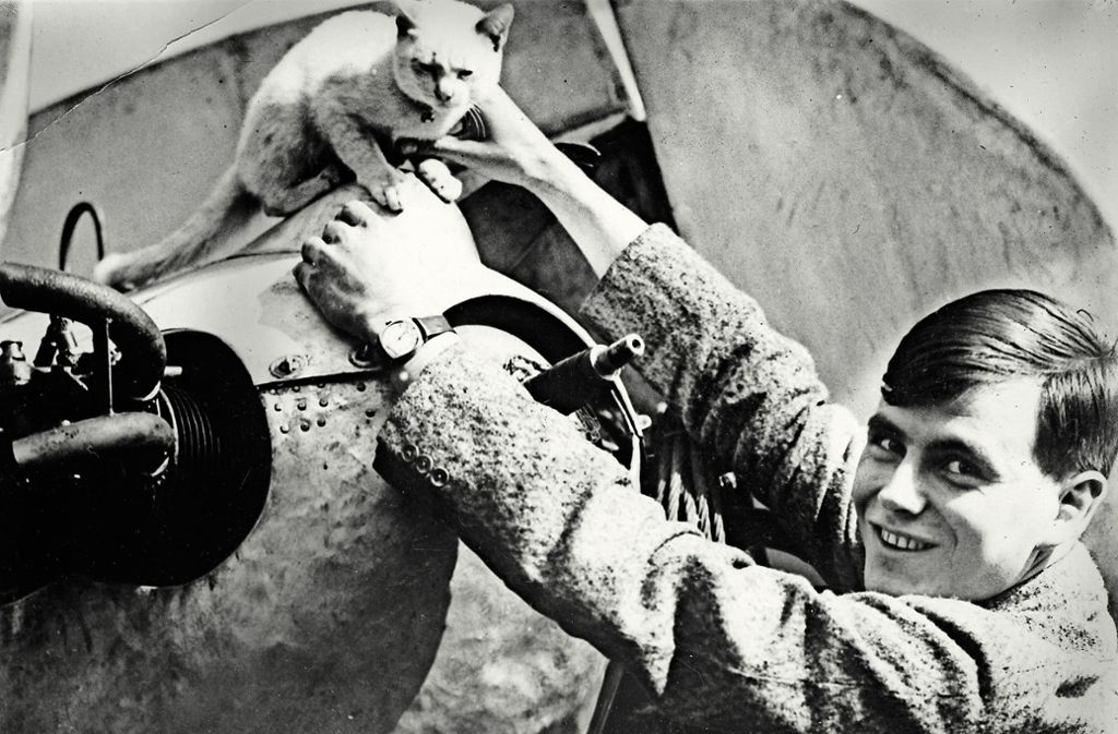 Der Pilot Karl Friedrich von Koenig und die Siamkatze, die ihm die thailändische Kronprinzessin Pantip Tanim als Begleiterin geschenkt hat