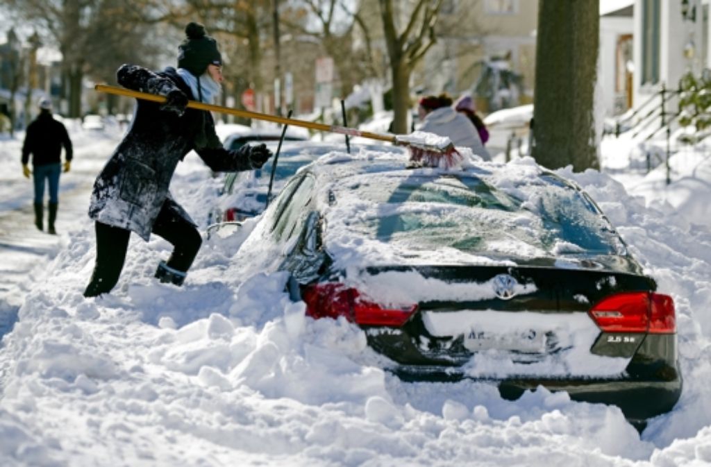 Gut, wenn man sich den Parkplatz eingeprägt hat: Nach dem Blizzard an der US-Ostküste mussten Autofahrer ihre Wagen von den Schneemassen befreien.