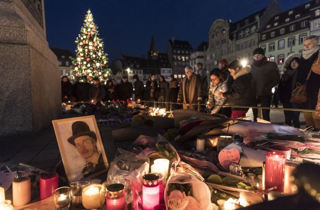 Zahlreiche Menschen trauern um die Opfer des Anschlags in Straßburg. Foto: AP