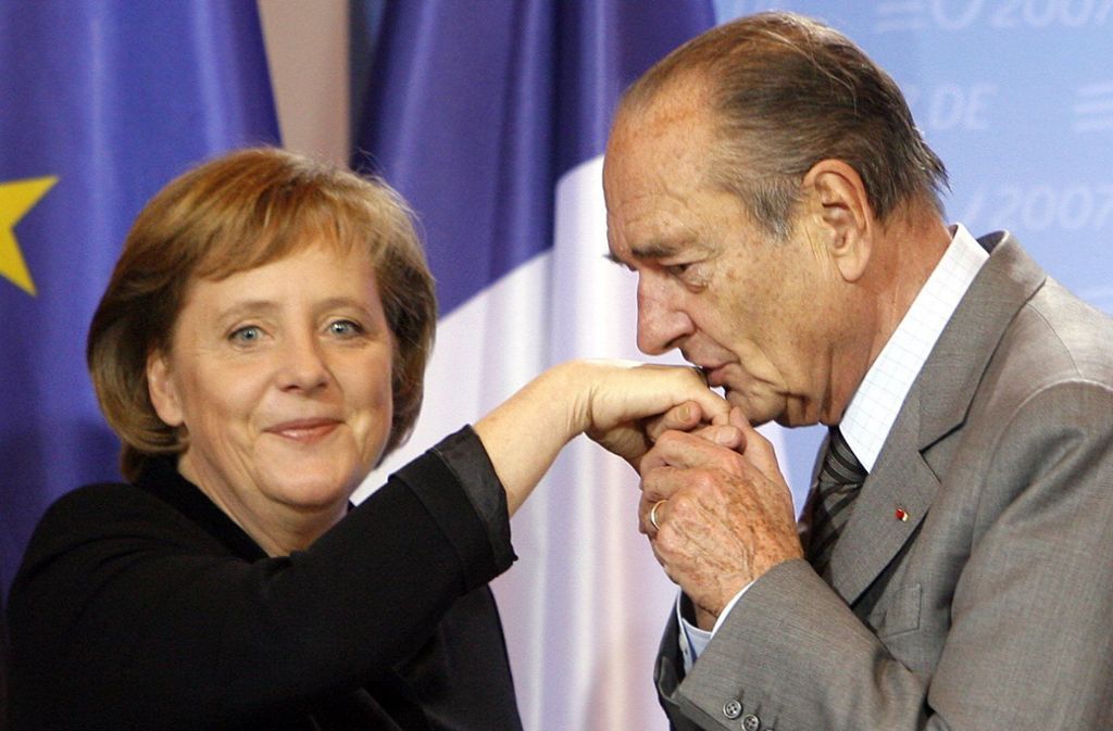 Handkuss I: Zu Beginn von Angela Merkels Kanzlerschaft wussten manche Staatschefs nicht so recht, wie sie die neue Kollegin begrüßen sollten. Der damalige französische Staatspräsident Jacques Chirac griff auf altmodische Begrüßungsrituale zurück. Angela Merkel scheint über den Handkuss auf dem Foto von 2007 etwas verdutzt zu sein. Oder ist das ein entzückter Gesichtsausdruck?