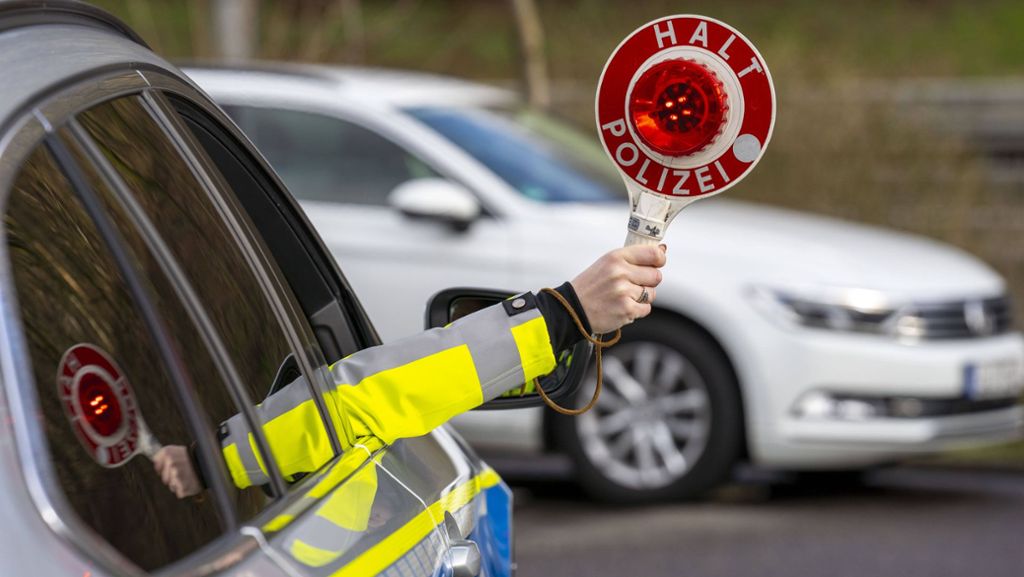 Skurriles aus Niedersachsen: Autofahrer raucht Shisha in Auto – Polizei staunt