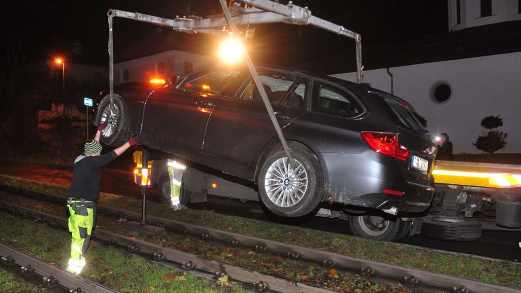 Stuttgart: Kran muss Auto aus Gleisbett befreien